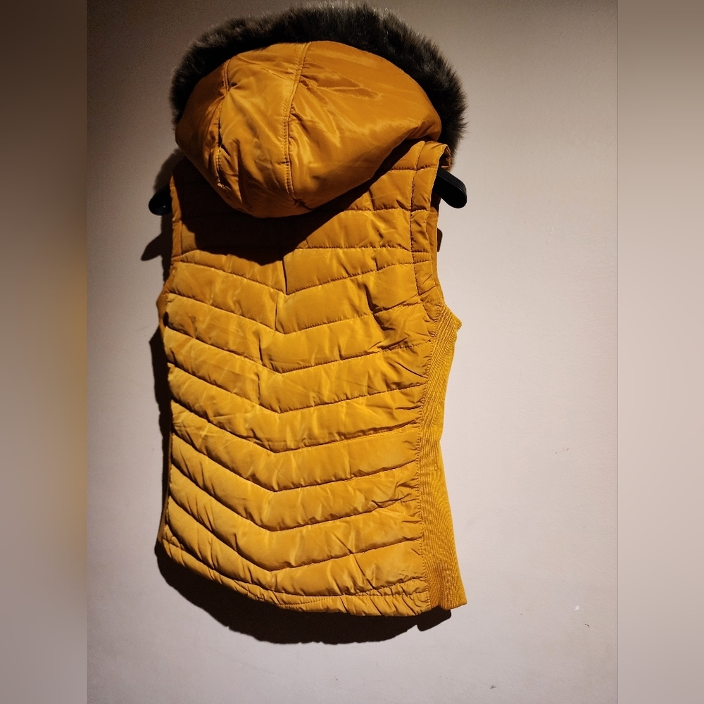 YELLOW, HEAVY PUFFER VEST JACKET WITH FAUX FUR TRIMMED HOOD - Picture 5 of 11